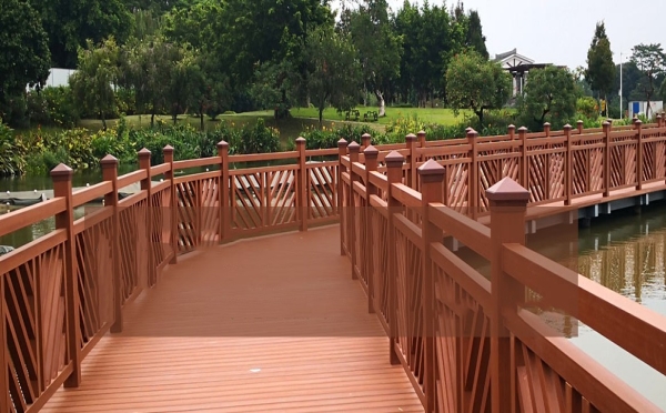 戶外鋪設(shè)木塑地板注意事項