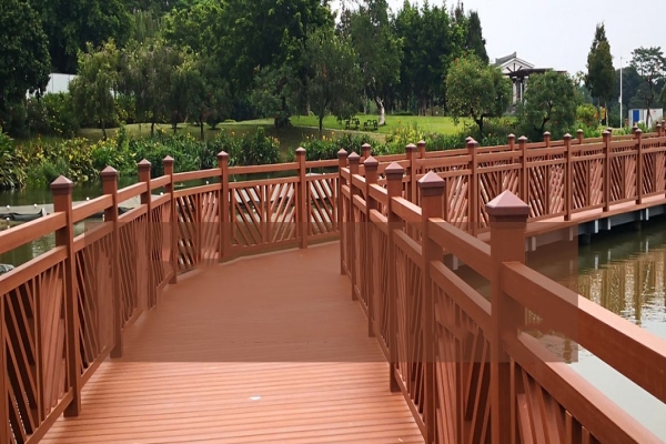 戶外鋪設(shè)木塑地板注意事項