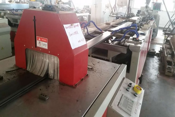 成都木塑地板車間：生產(chǎn)設(shè)備