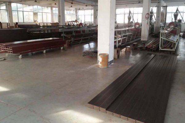 成都木塑地板車間：材料堆放區(qū)