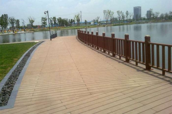 成都木塑地板廠家--有些公園步道、生態(tài)旅游景點地面鋪的是什么？這種地板材料有什么優(yōu)點呢？